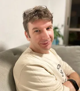 אסף שלום · בעלים של איי קיו דסק בע״מ
